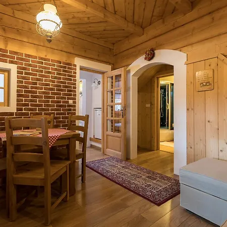 班比小屋酒店 *