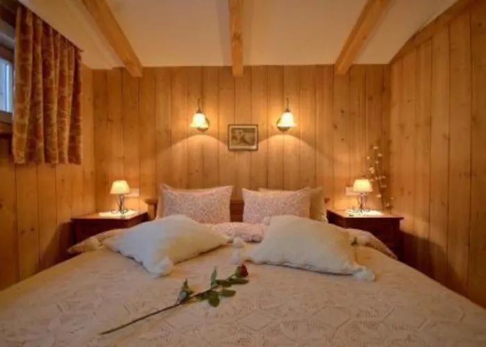 班比小屋酒店 *