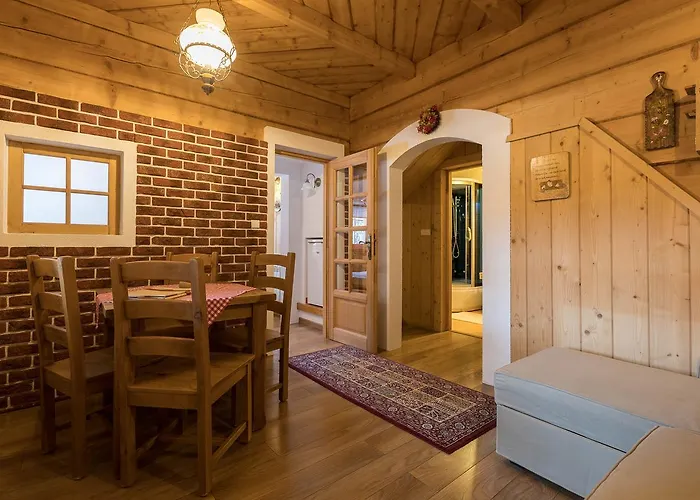 班比小屋酒店 *