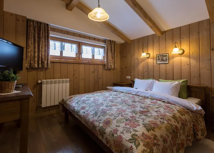 班比小屋酒店 *